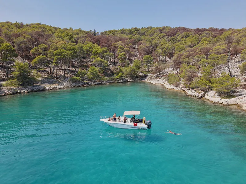 Equipo de Alquiler Barcos ayudando a organizar un alquiler de barco en San Javier